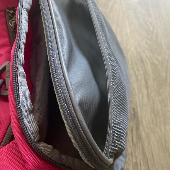 UNDER ARMOUR DUFFEL - Picture 4 of 7